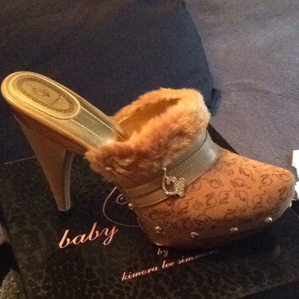 FINAL SALE PRIOR TO REMOVAL. BNWT / BABY PHAT STUNNING HEELS